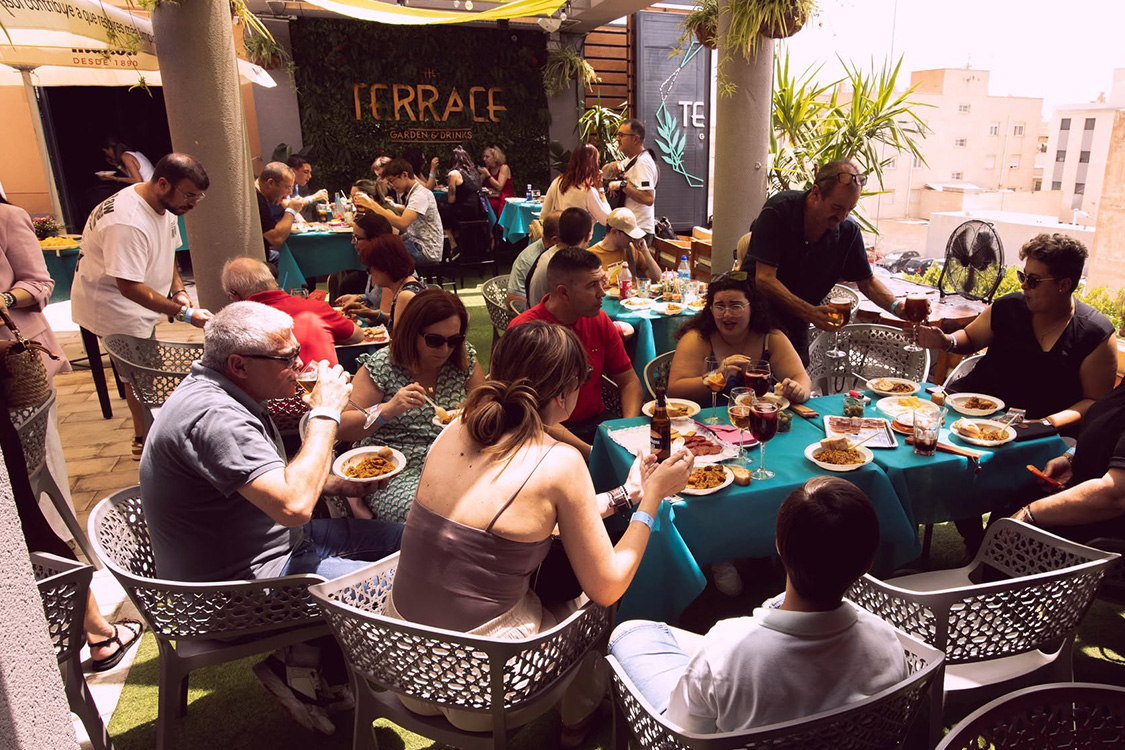 Invitados disfrutando del ambiente lounge al aire libre en The Terrace